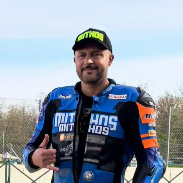 Dalibor in blauem Lederkombi auf dem Vorstartplatz einer Rennstrecke